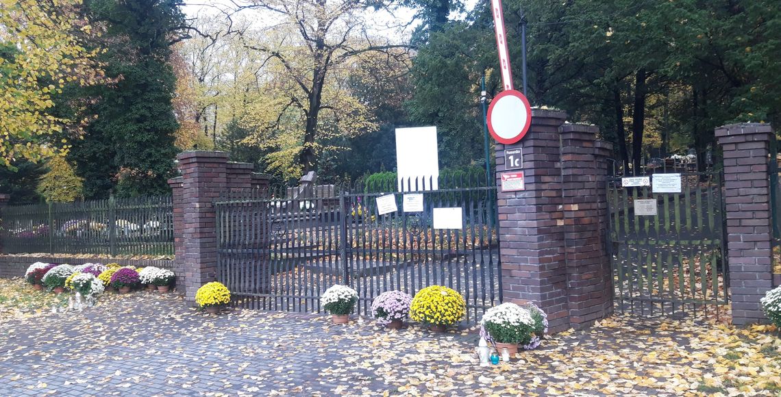 Wspomnienie o zmarłych to nasz „znicz” postawiony na zamkniętym cmentarzu Wspomnienie o zmarłych to nasz „znicz” postawiony na zamkniętym cmentarzu