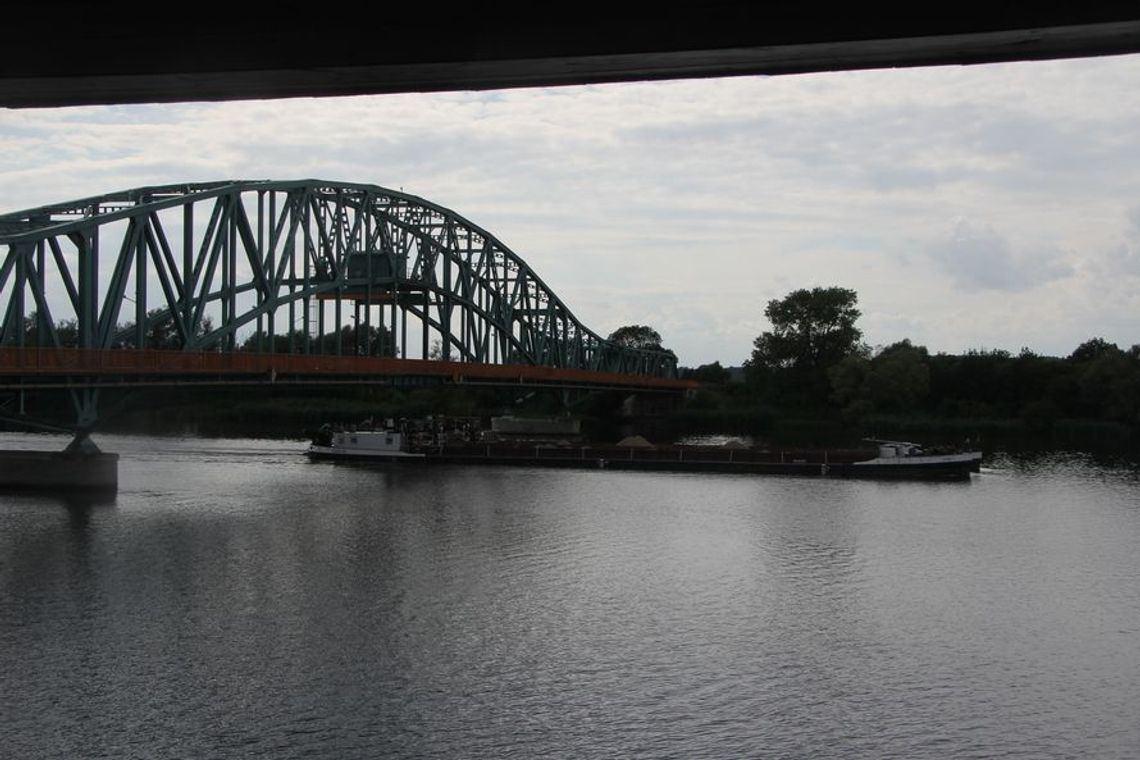 Wszedł na most aby zaimponować dziewczynie Wszedł na most aby zaimponować dziewczynie