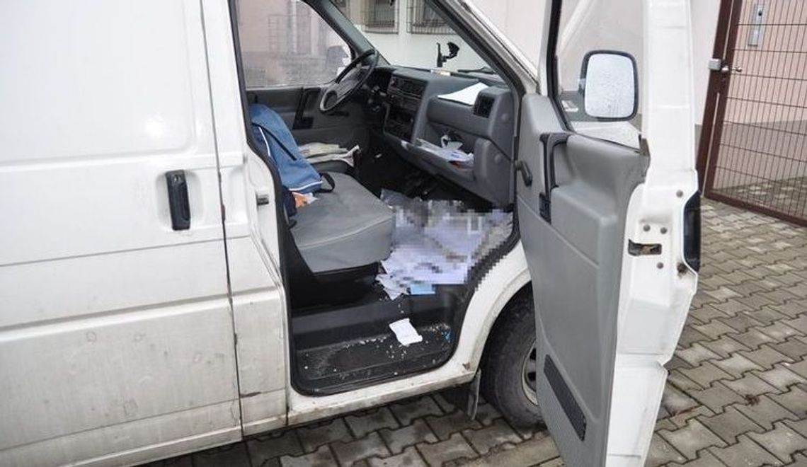 Wybił mu przednią szybę podczas jazdy Wybił mu przednią szybę podczas jazdy