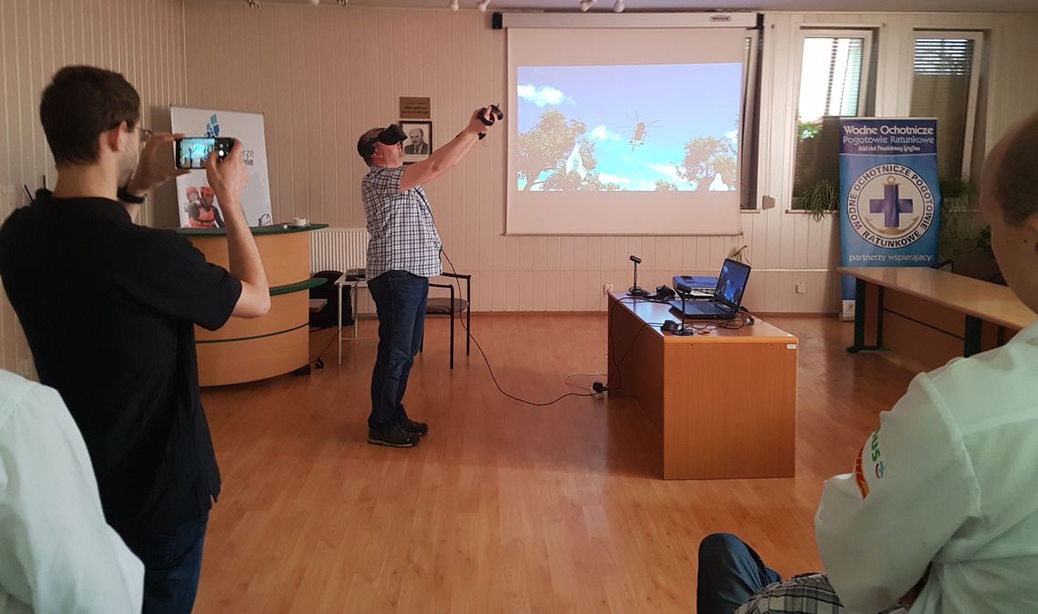 Wybuch bomby, lądowanie helikoptera, ratowanie poszkodowanych. Oddział Powiatowy WOPR i OSP Raffer stawiają na wirtualną symulację medyczną Wybuch bomby, lądowanie helikoptera, ratowanie poszkodowanych. Oddział Powiatowy WOPR i OSP Raffer stawiają na wirtualną symulację medyczną