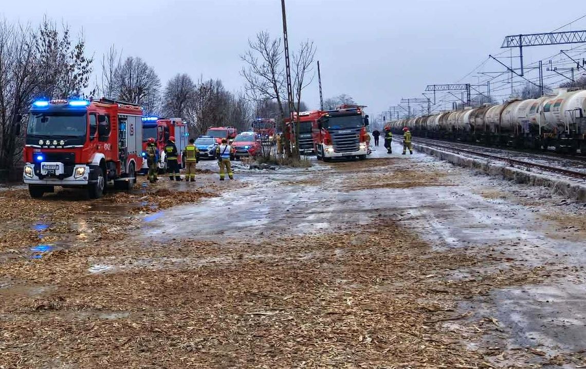 Wyciek kwasu siarkowego z pociągu towarowego. Pilna akcja na stacji PKP w Mieszkowicach