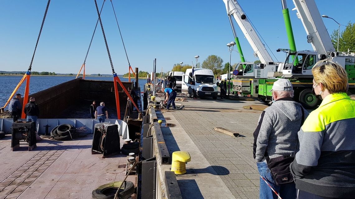 Wydobywają zatopioną barkę [ZDJĘCIA]