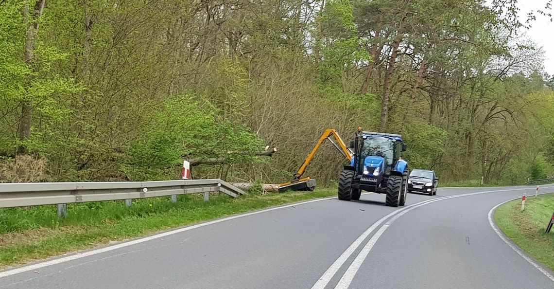 Wykaszają pobocza Wykaszają pobocza
