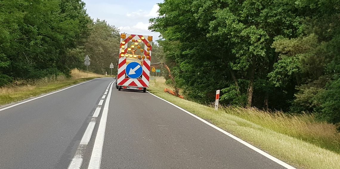 Wykaszają pobocza. Kierowcy, uważajcie na utrudnienia!