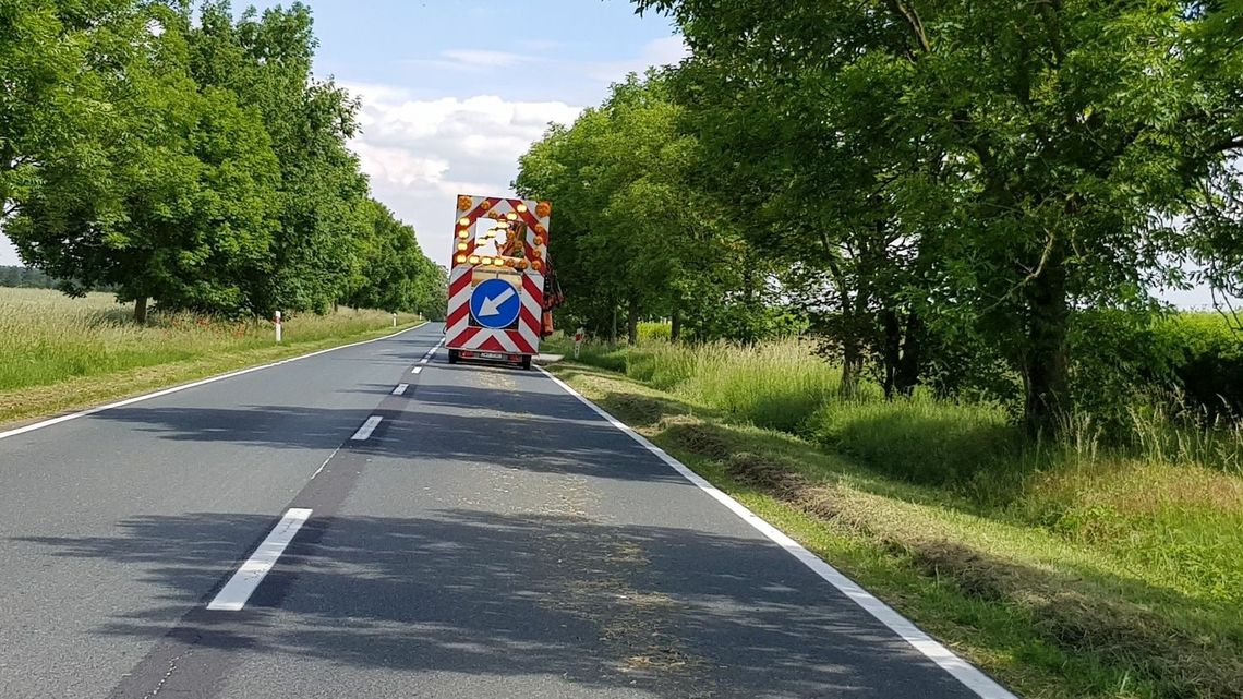 Wykaszają pobocza. Kierowcy, uważajcie na utrudnienia!