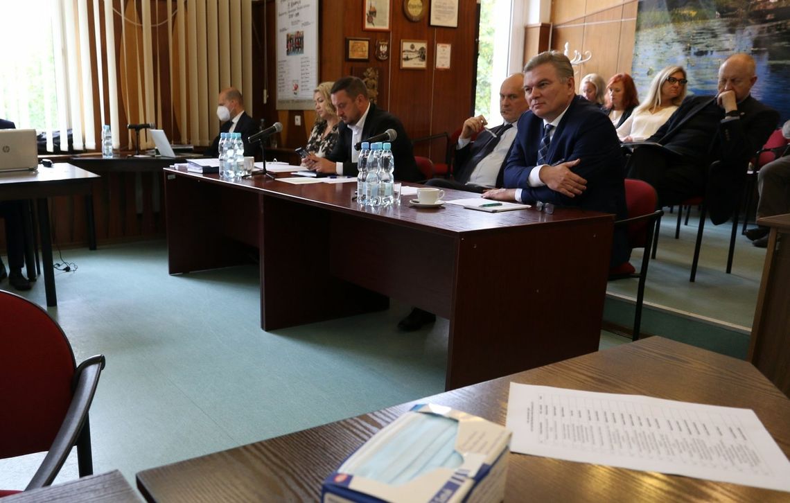 Wykluczony z obrad, bo nie miał maseczki. Czy powinna interweniować straż miejska? [WIDEO]