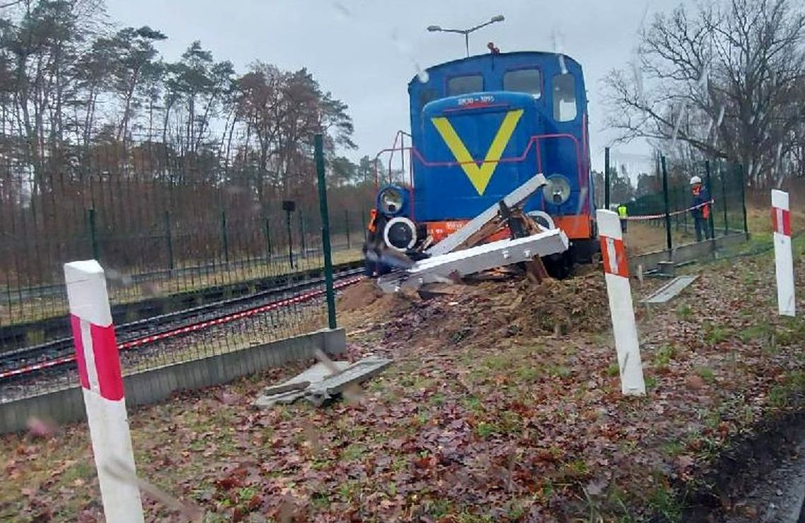 Wykolejoną lokomotywę trzeba wydobyć