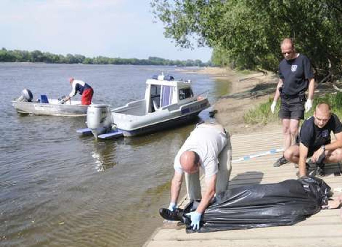 Wyłowiono zwłoki mężczyzny koło dzikiej plaży Wyłowiono zwłoki mężczyzny koło dzikiej plaży