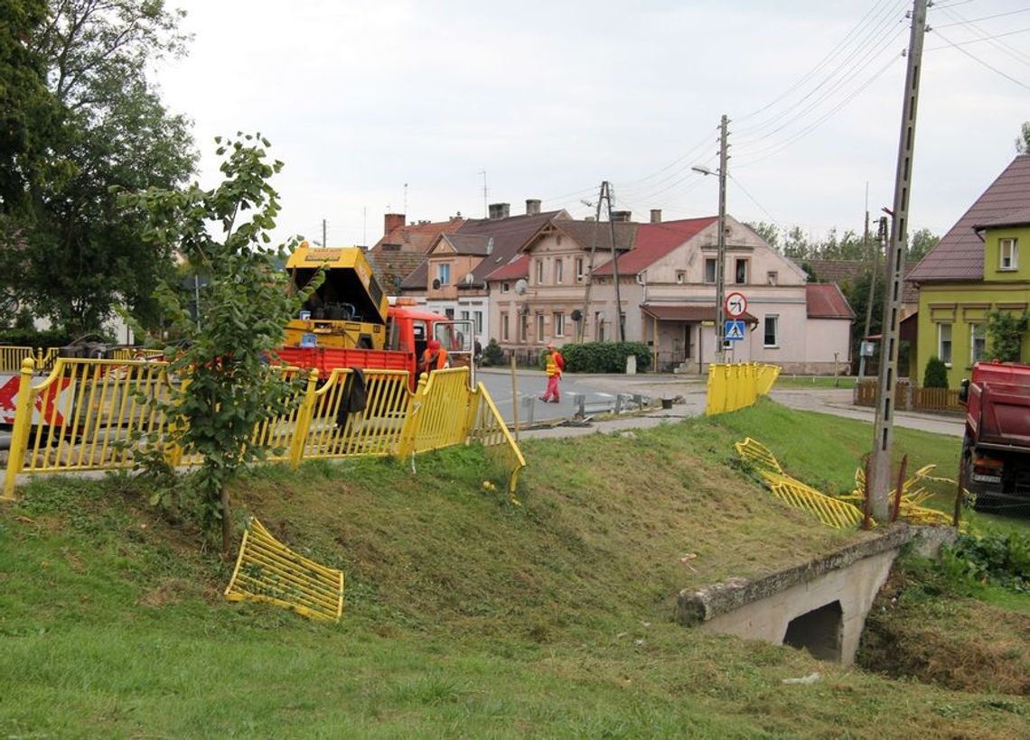 Wymieniają barierki zniszczone przez pirata-złodzieja Wymieniają barierki zniszczone przez pirata-złodzieja