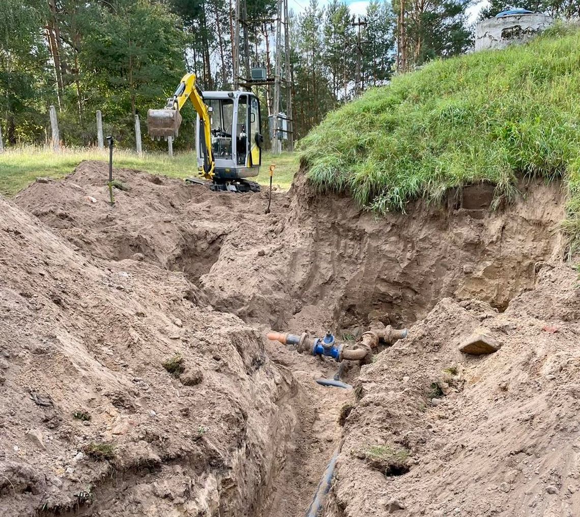 Wymieniają rurę w stacji uzdatniania wody