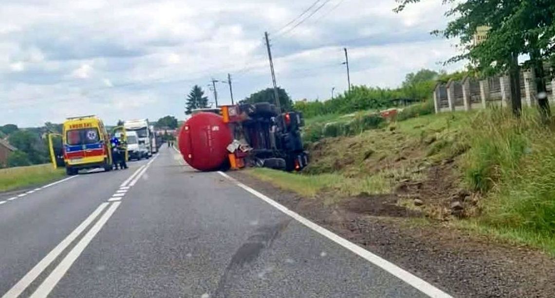 Wypadek cysterny pod Chojną. Wystrzał opony i ciężarówka z płynnym asfaltem w rowie Wypadek cysterny pod Chojną. Wystrzał opony i ciężarówka z płynnym asfaltem w rowie