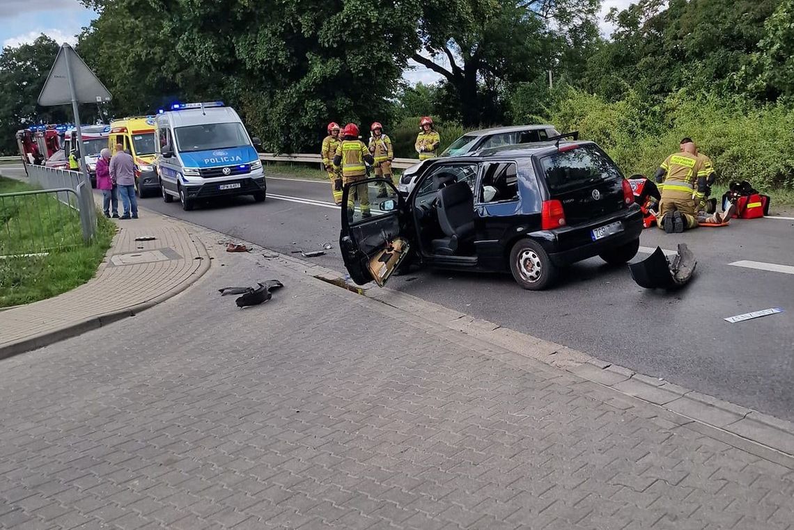 Wypadek i akcja ratownicza wyglądały dramatycznie. Mamy zdjęcia Wypadek i akcja ratownicza wyglądały dramatycznie. Mamy zdjęcia