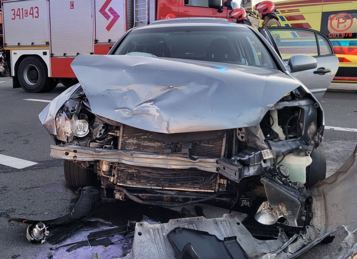 Wypadek na DK31 w gminie Gryfino. Senior zjechał na przeciwległy pas i uderzył w Mercedesa z lawetą