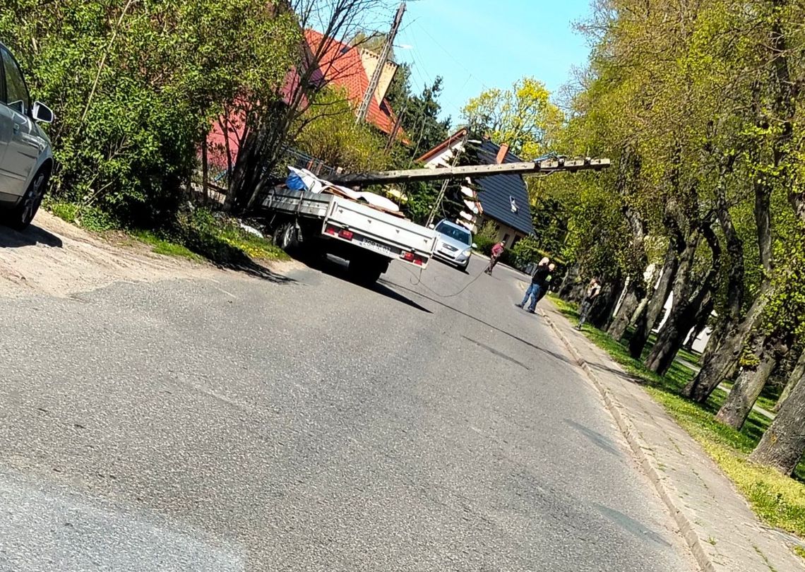 Wypadek na południu powiatu gryfińskiego. Ściął słup energetyczny przy murach obronnych