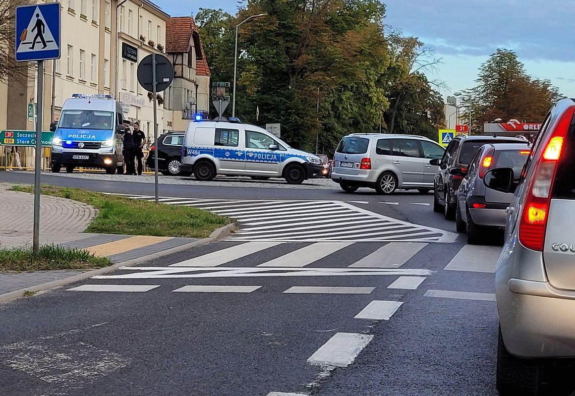 Wypadek na rondzie w Gryfinie [ZDJĘCIA]