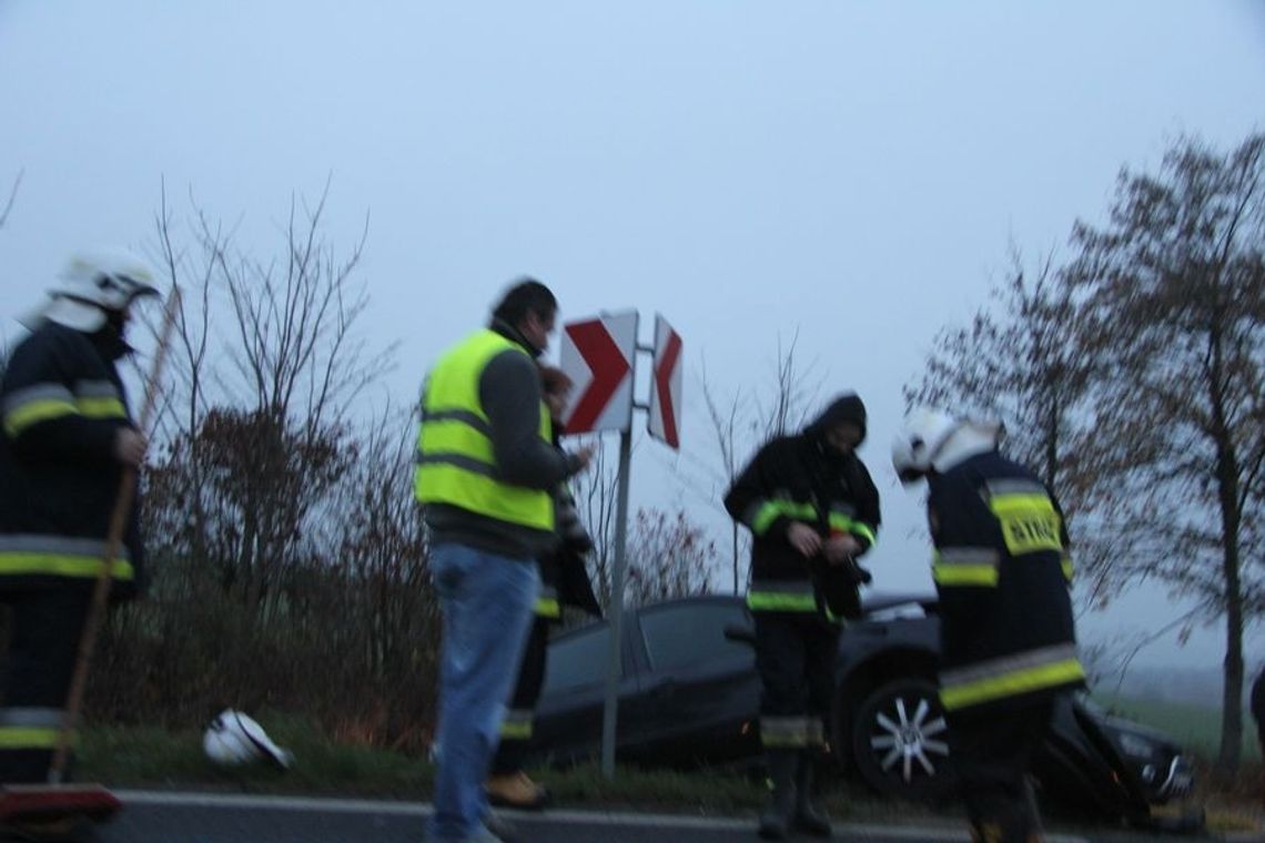 Wypadek osobówki z ciężarówką