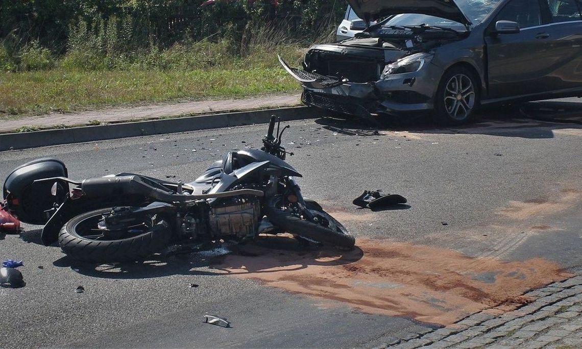 Wypadek spowodował motocyklista. Nie jechał niestety sam. A wystarczyło spojrzeć w lusterko