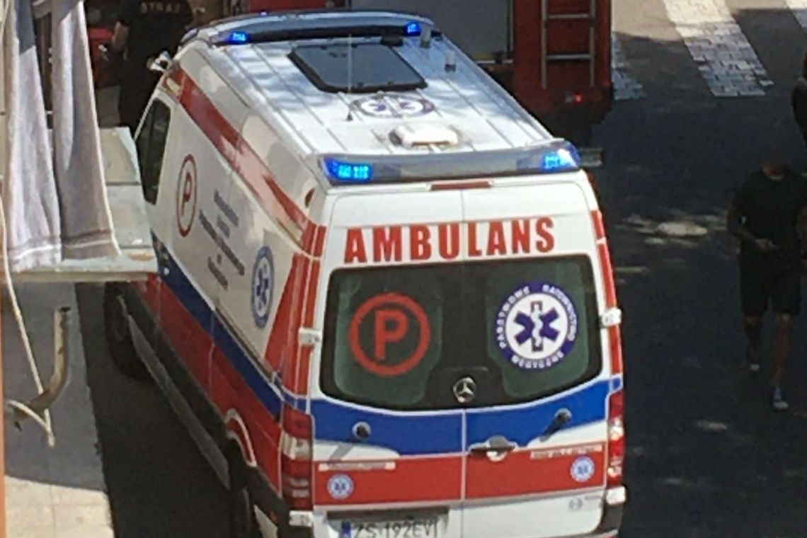 Wypadek w Gryfinie przy ul. Piastów. Cofający kierowca nie zauważył pieszej w lusterku