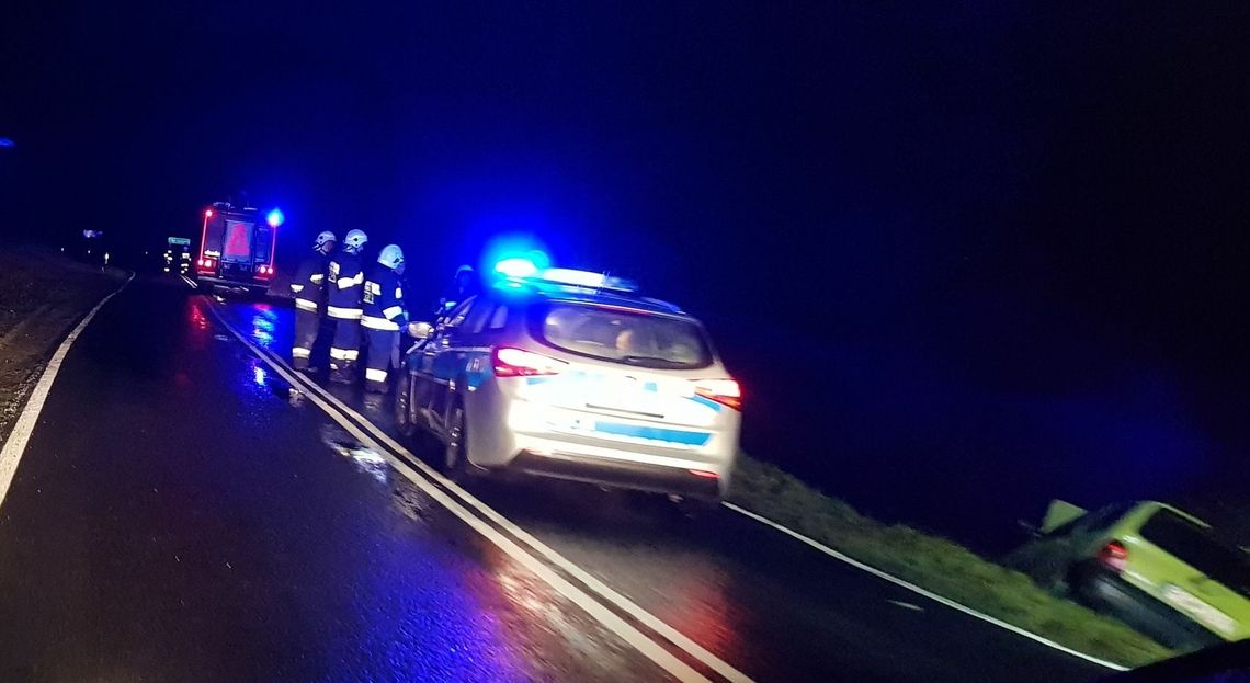 Wypadek. Wpadł autem do rowu Wypadek. Wpadł autem do rowu