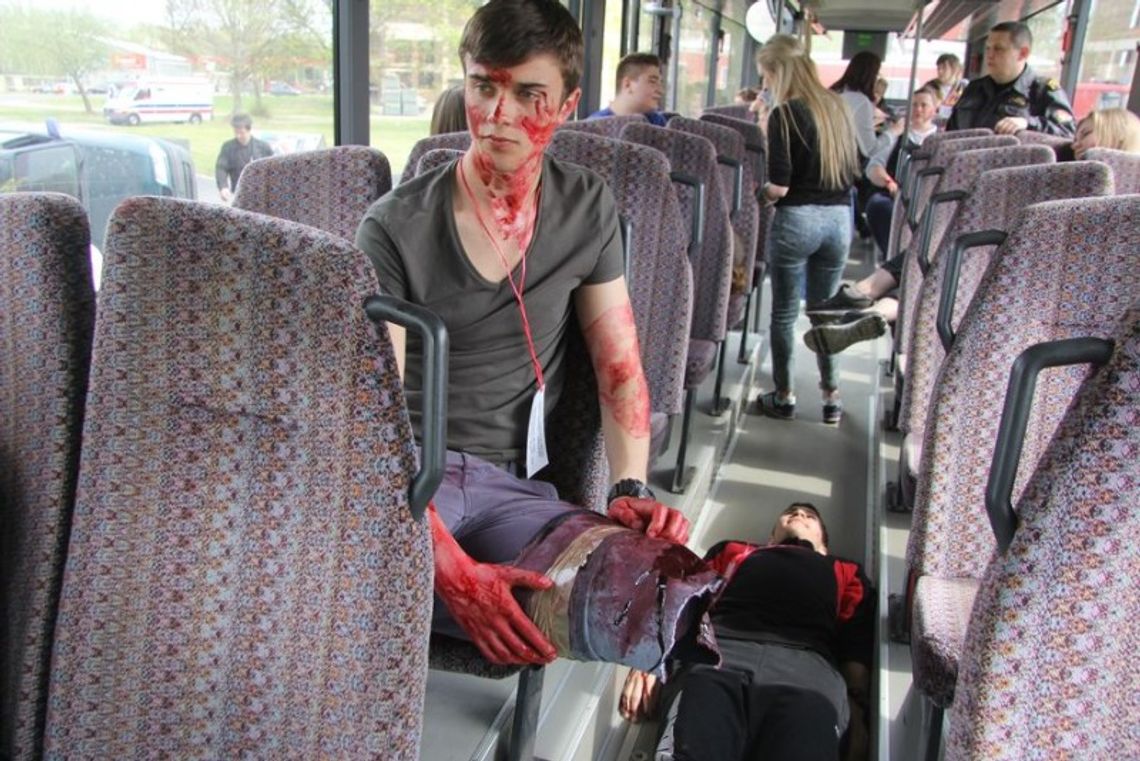 Wypadek z dwoma samochodami osobowymi oraz autobusem Wypadek z dwoma samochodami osobowymi oraz autobusem