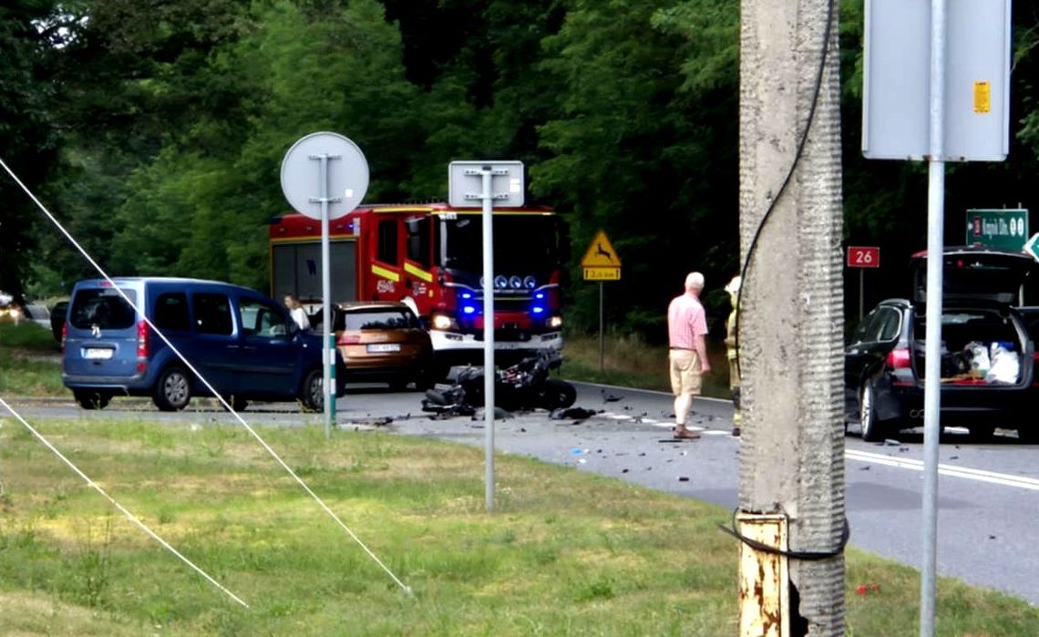 Wypadek z udziałem motocyklisty. Karetki i śmigłowiec LPR w akcji