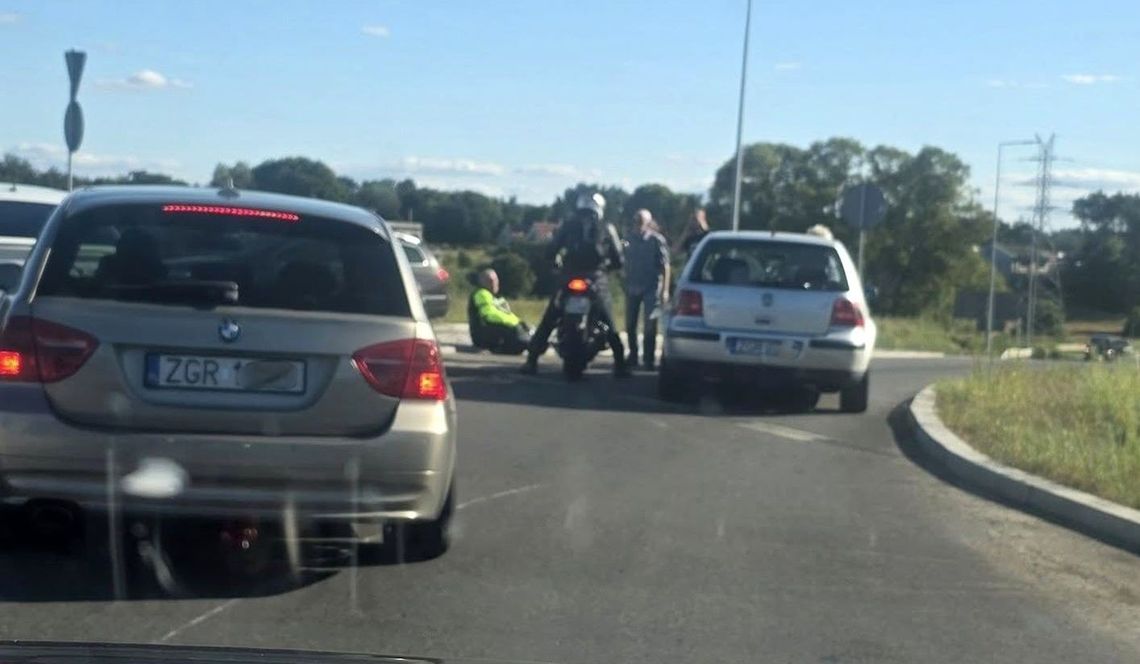 Wypadek z udziałem motocyklisty na rondzie obwodnicy Gryfina