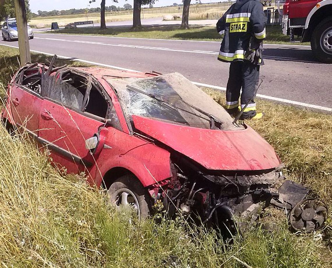 Wypadł z drogi i dachował