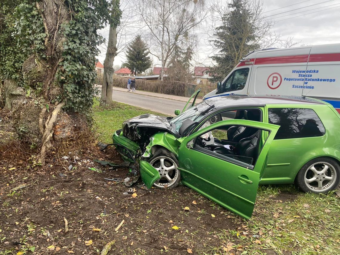 Wypadł z drogi i uderzył w drzewo. Był pijany