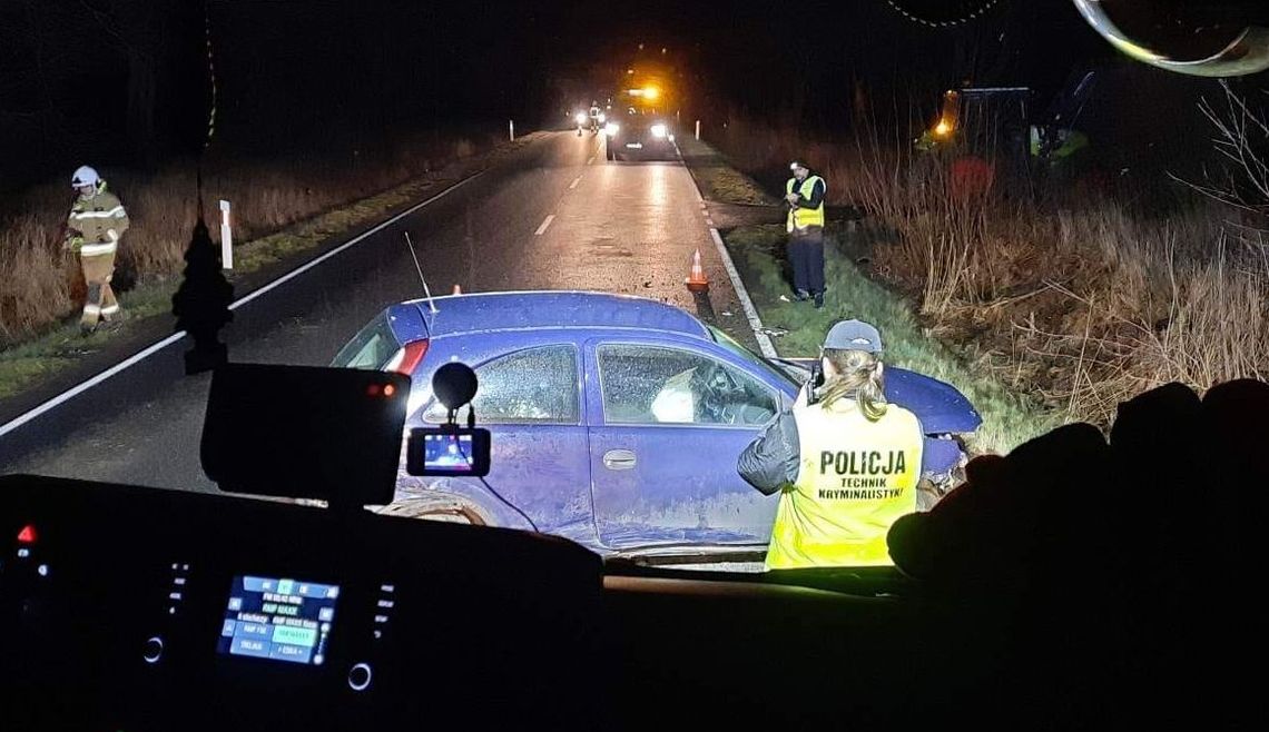 Wypadł z drogi i znalazł się w rowie. Dwie osoby zostały ranne [ZDJĘCIA]