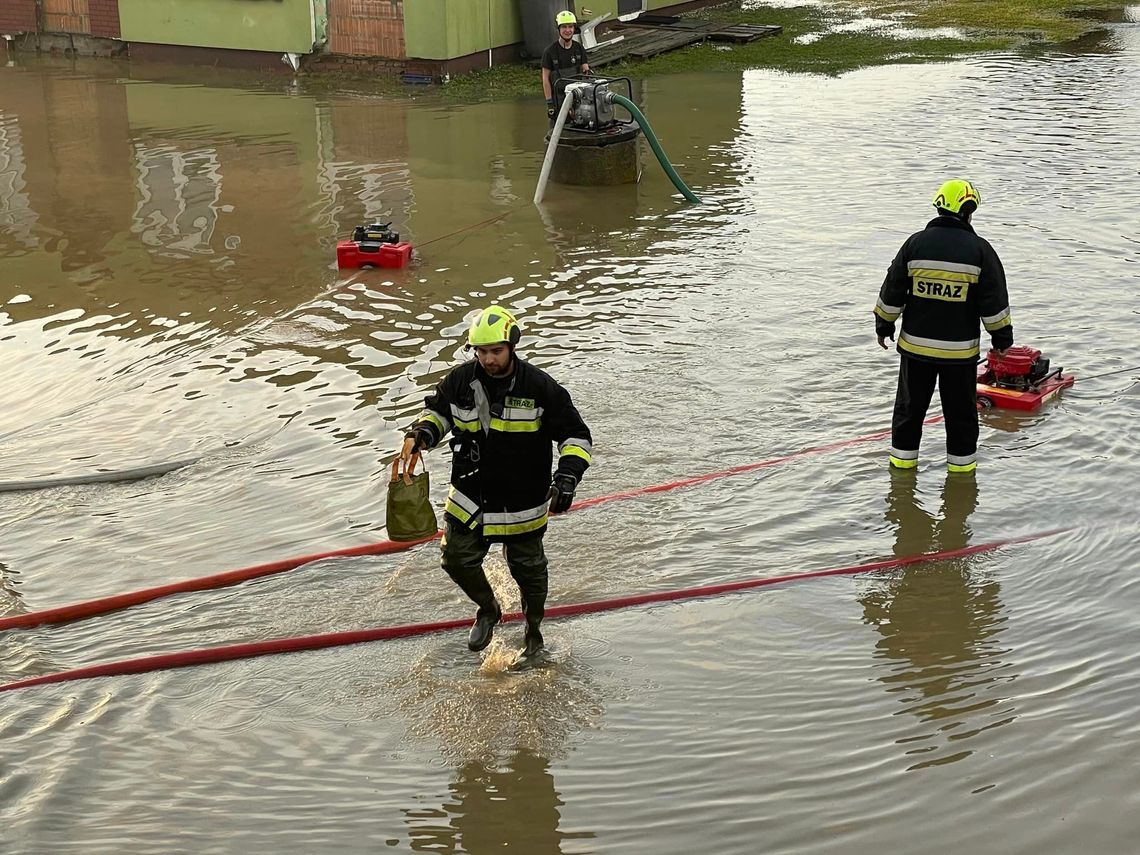 Kilkanaście godzin bez ustanku wypompowywali wodę. Rekordowa ilość interwencji strażackich