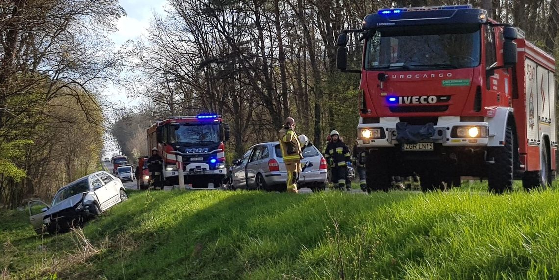 Wyprzedzał i zderzył się czołowo. Dwie osoby poszkodowane