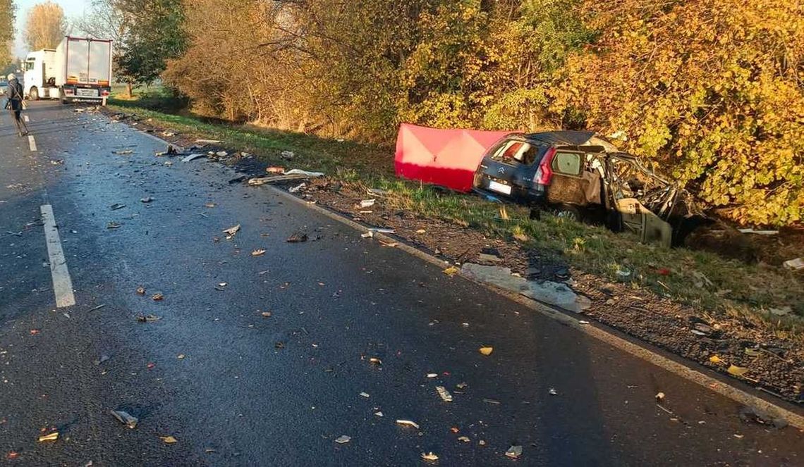 Wyprzedzając wjechał prosto pod ciężarówkę