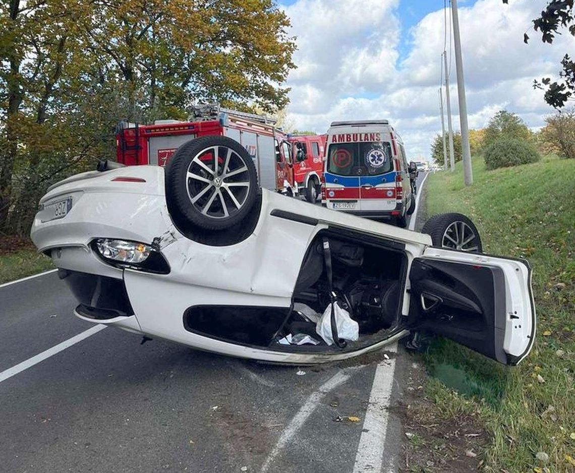 Wyprzedzał, uderzył i doprowadził inne auto do dachowania [ZDJĘCIA]