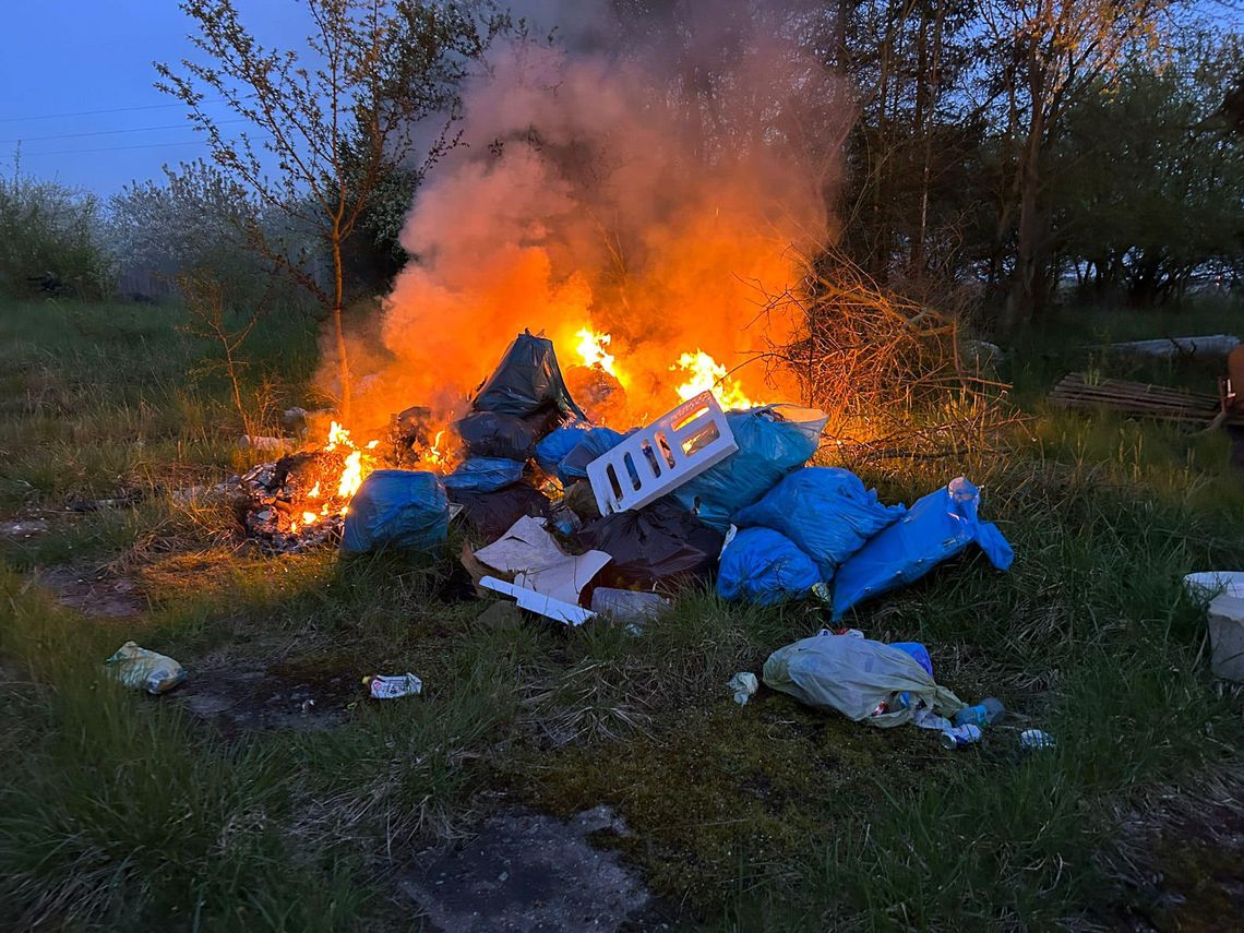 Wyrzucili i podpalili stertę śmieci w starej indykarni