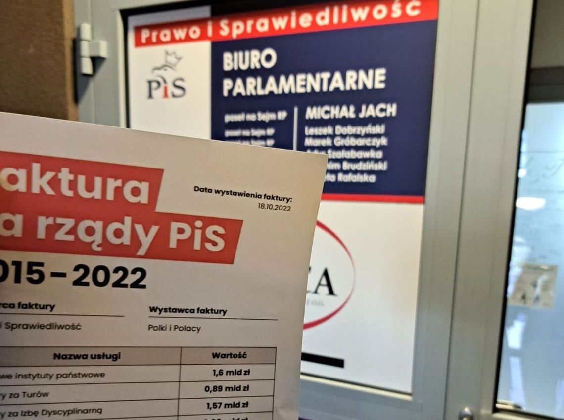 Wystawili fakturę za rządy PiS-u i powiesili na drzwiach biura