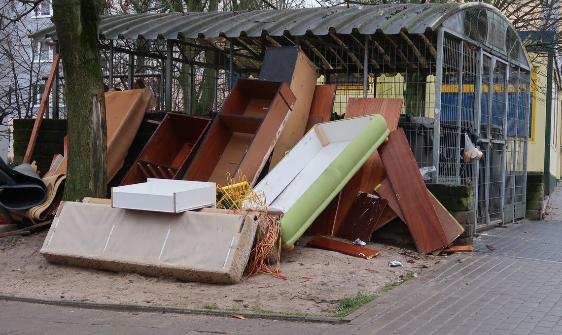 Wystawka (?) przed blokiem