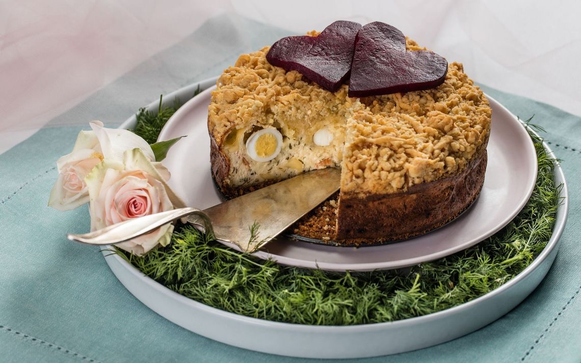 Wytrawne walentynki: Przepis na oryginalny sernik na słono z łososiem Wytrawne walentynki: Przepis na oryginalny sernik na słono z łososiem