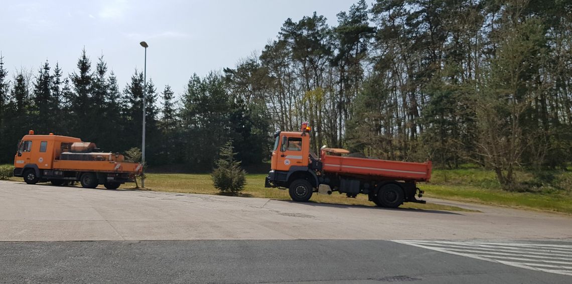 Wzięli się za naprawę drogi Wzięli się za naprawę drogi