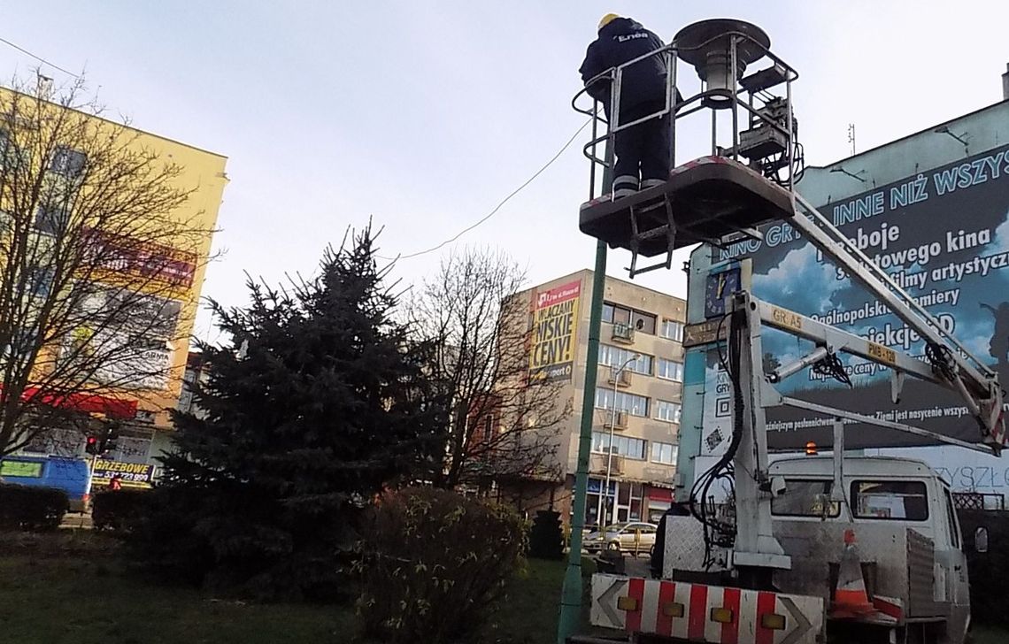 Wzięli się za świąteczne przystrajanie miasta Wzięli się za świąteczne przystrajanie miasta