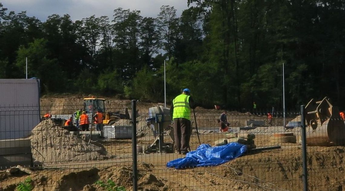 Z budowy Jaegera ukradli zagęszczarkę