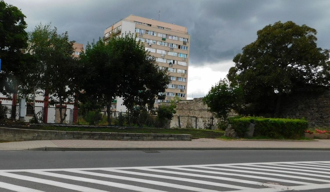 Z centrum Gryfina zniknął biały kiosk. Co teraz ze sklepem nocnym? Z centrum Gryfina zniknął biały kiosk. Co teraz ze sklepem nocnym?