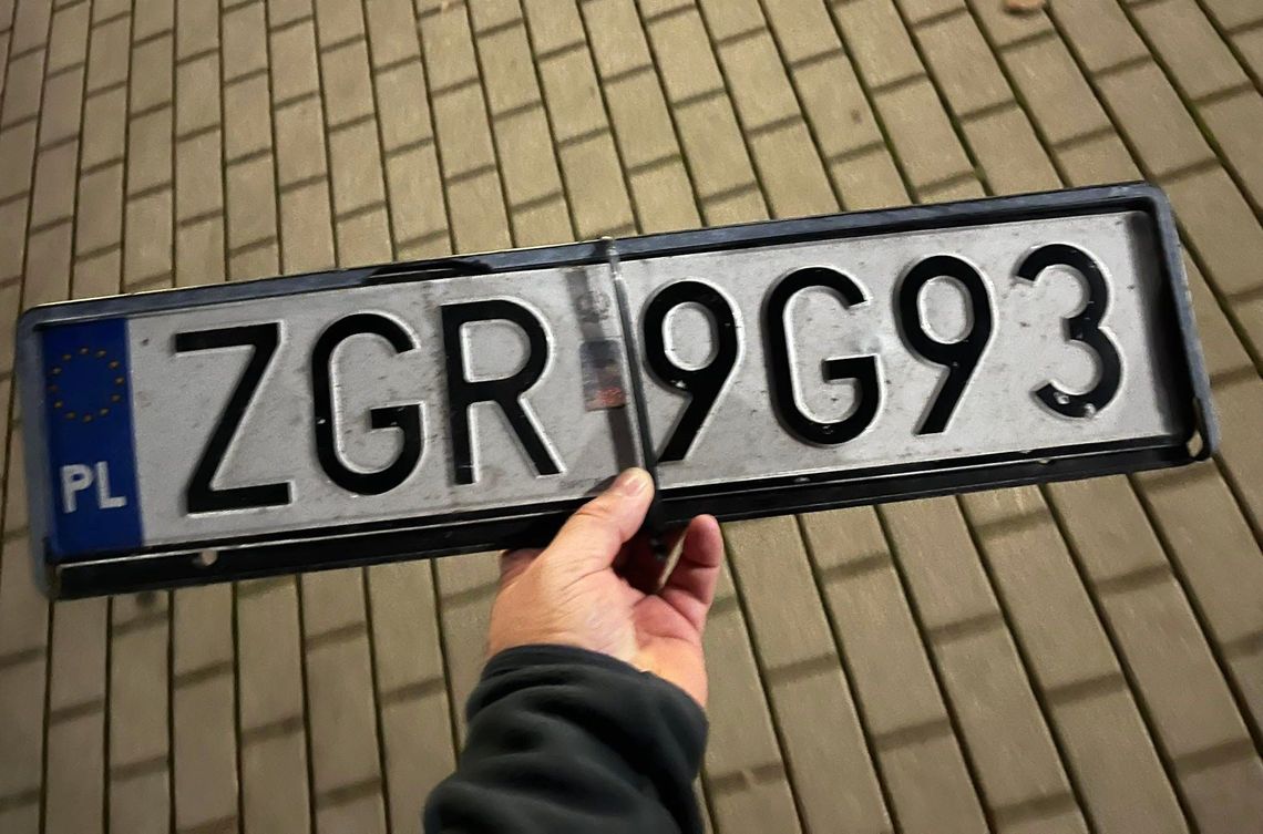 Z czyjego pojazdu jest ta tablica? Z czyjego pojazdu jest ta tablica?