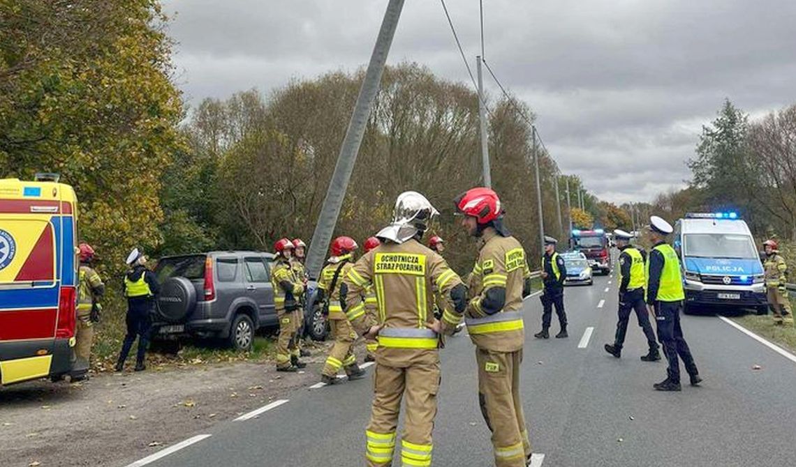 Z dużą prędkością uderzył w słup. Droga została zablokowana [FOTO]