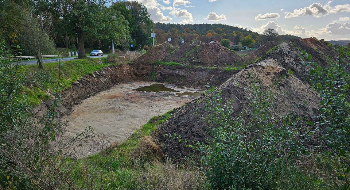 Z impetem przystąpili do budowy Biedronki. Nagle: stop!