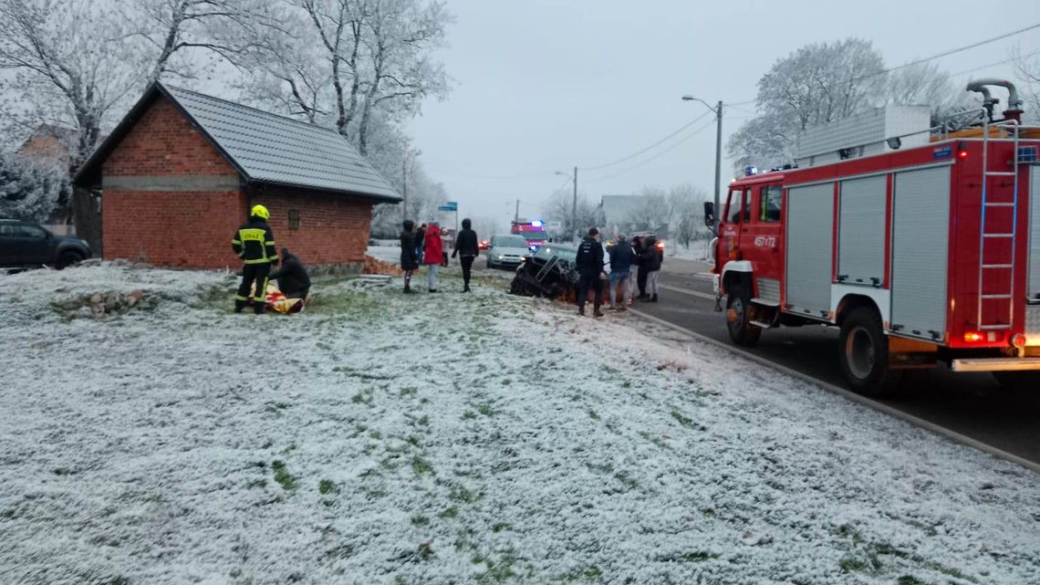 Z impetem uderzył w budynek. Kierowca był pijany