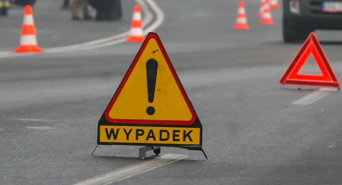 Z jadącej ciężarówki spadła plandeka. Zraniła kierowcę samochodu osobowego Z jadącej ciężarówki spadła plandeka. Zraniła kierowcę samochodu osobowego