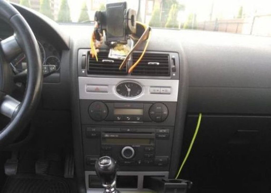 Z jednego otwartego samochodu skradziono portfel, a z drugiego smartfon Z jednego otwartego samochodu skradziono portfel, a z drugiego smartfon