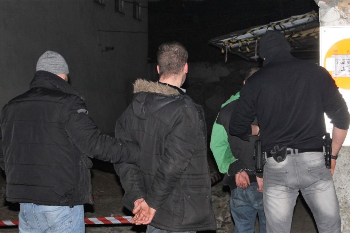 Z marketu ukradli 2 kartony czekolady. Za sprzedane słodycze kupili alkohol Z marketu ukradli 2 kartony czekolady. Za sprzedane słodycze kupili alkohol