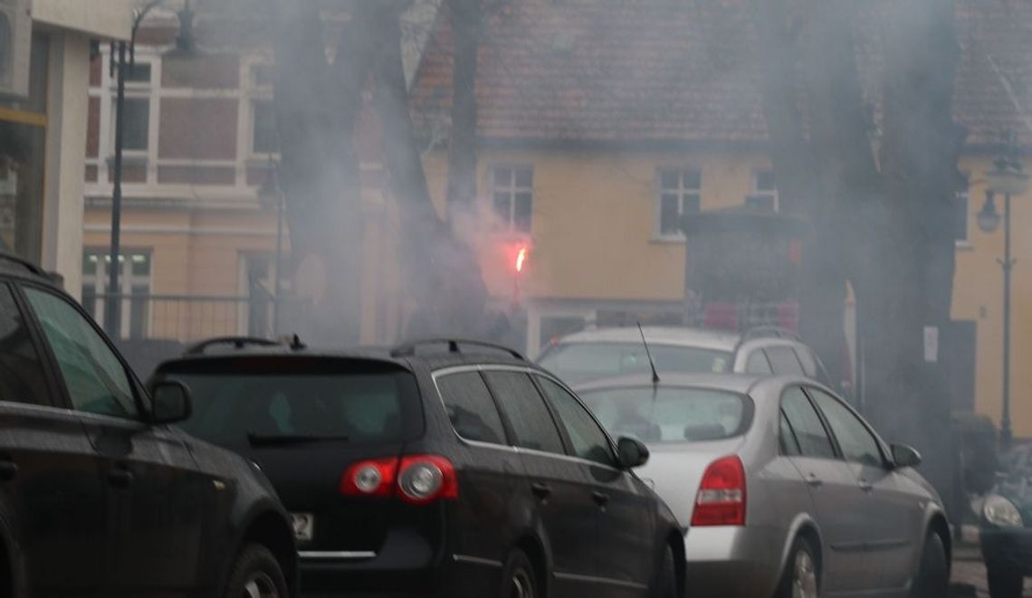 Z odpalonymi racami chodzą po mieście