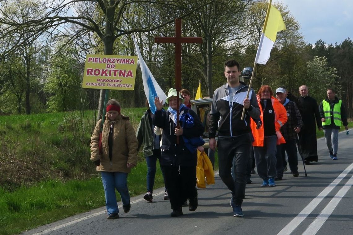 Z osobistymi intencjami pielgrzymują do Rokitna